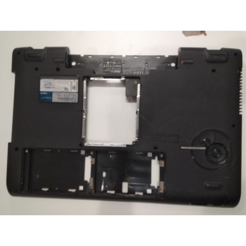 Asus X77J capôt arrière quelque rayure Asus X77J capôt arrière quelque rayure